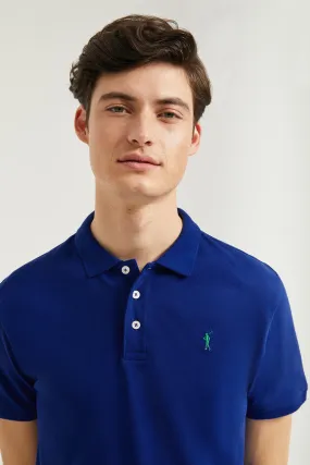 Polo azul royal piqué con tapeta de tres botones y logo bordado en contraste